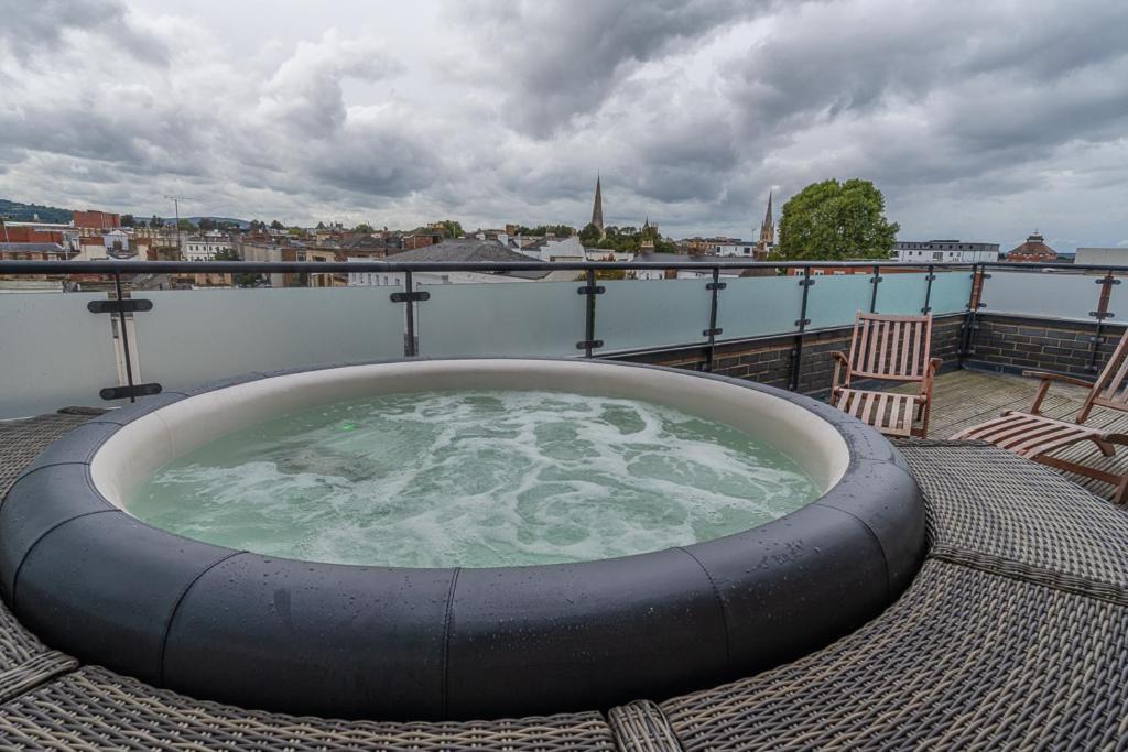 Central Penthouse With Hot Tub & Views 23 Cheltenham Exterior foto